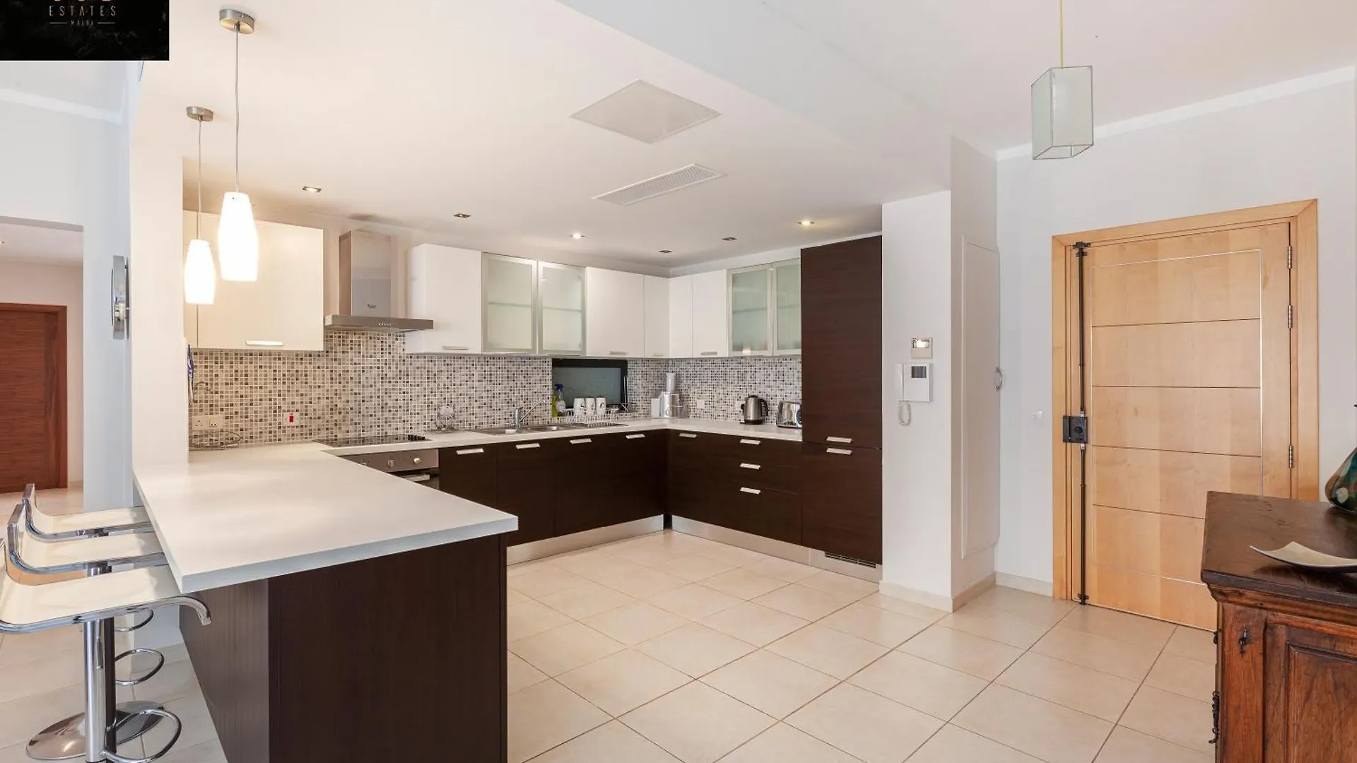 Pender Lux Complex - 3Br Unit With Private Parking By 360 Estates location